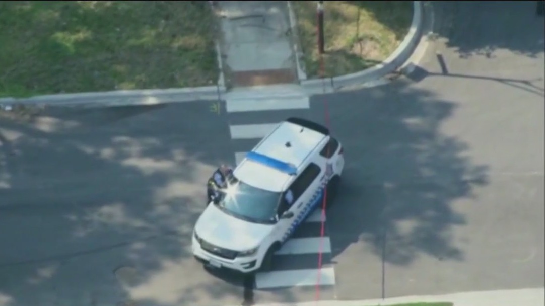 Off-duty Chicago police officer trades shots with suspects in Morgan Park