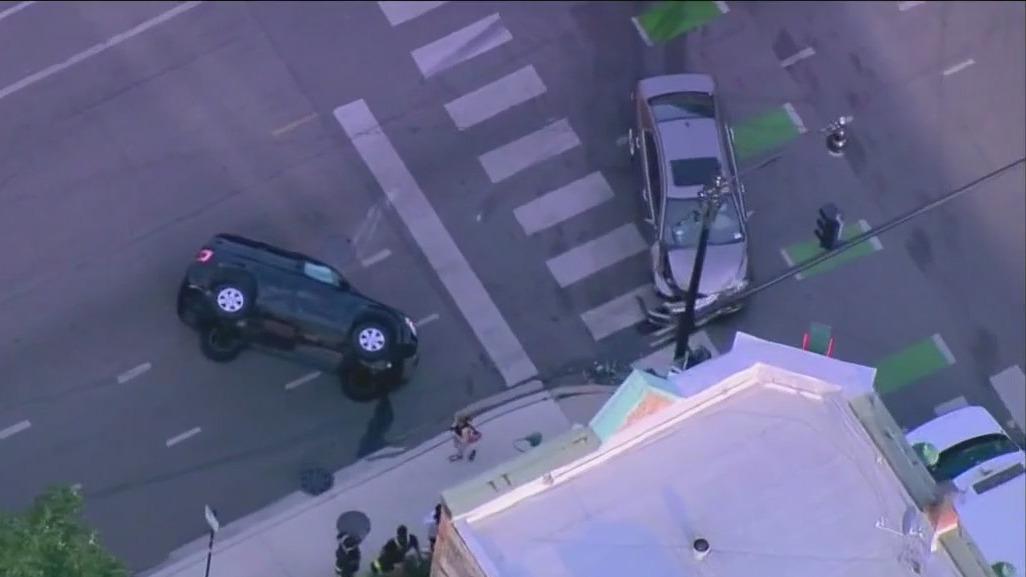 Rollover crash blocks traffic in Lake View | FOX 32 Chicago