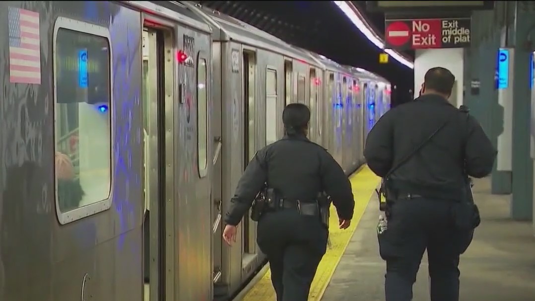 Hochul proposes police on overnight subway trains