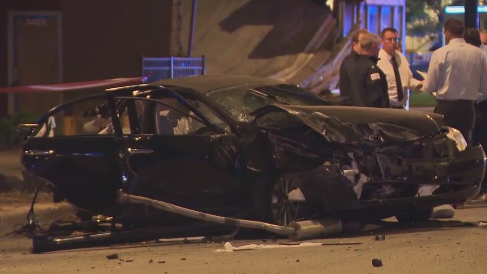 Driver dies after being ejected from vehicle in McKinley Park crash ...