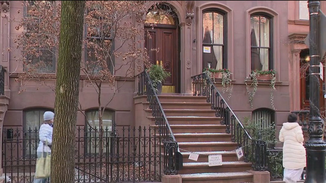 ?Sex and the City? brownstone gets gate for stoop