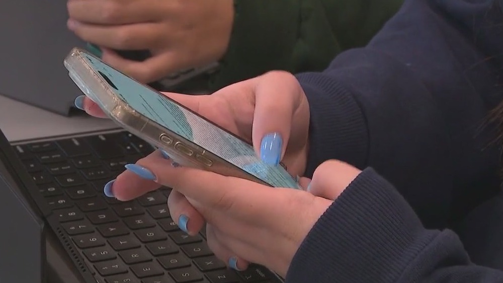 Hochul proposes banning cellphones in NY schools