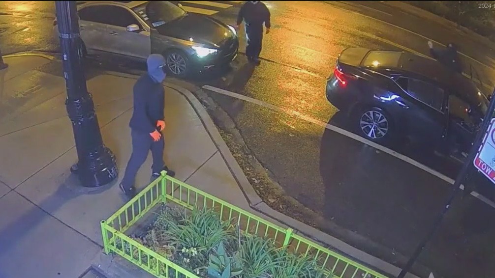 Burglars smash into businesses, steal money on Chicago?s Northwest Side