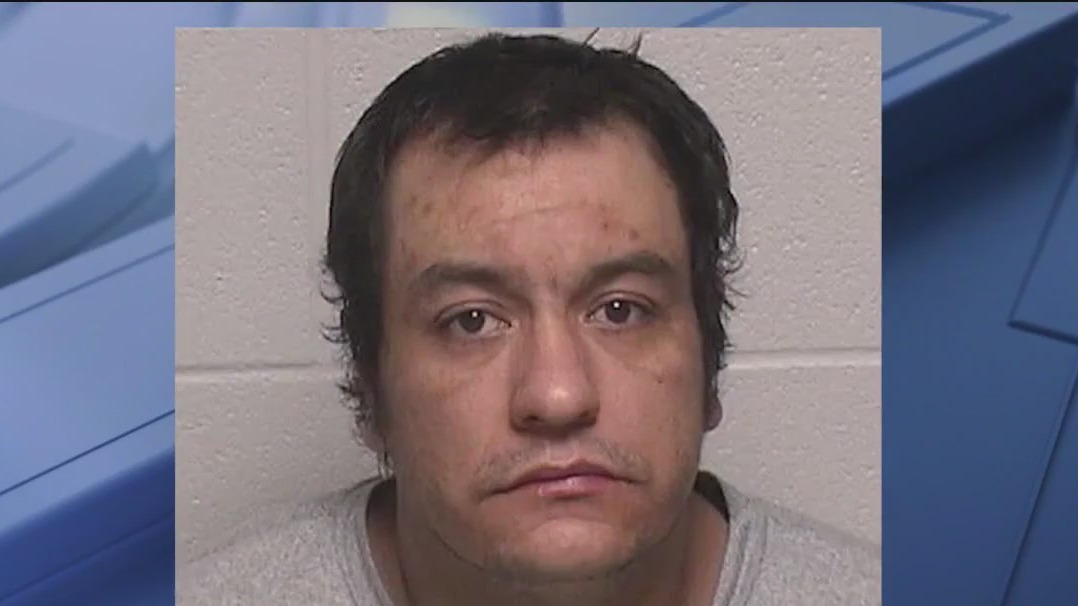 Man burglarized Chicago-area gaming caf?, kicked officer, police say