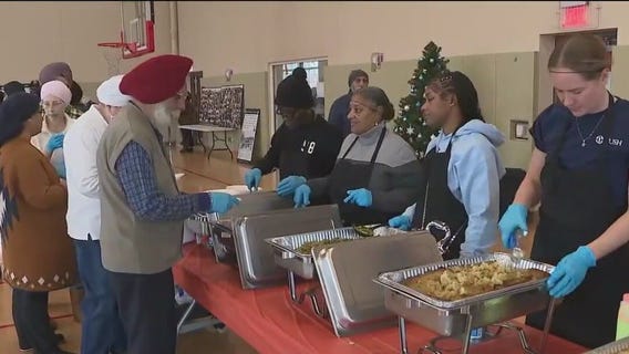 Volunteers and nonprofits ensure no one spends Thanksgiving alone in Chicago