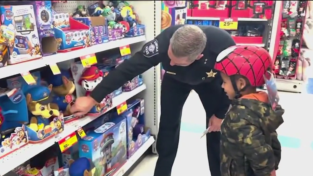 'Shop with a Cop' in Aurora brings police and community together