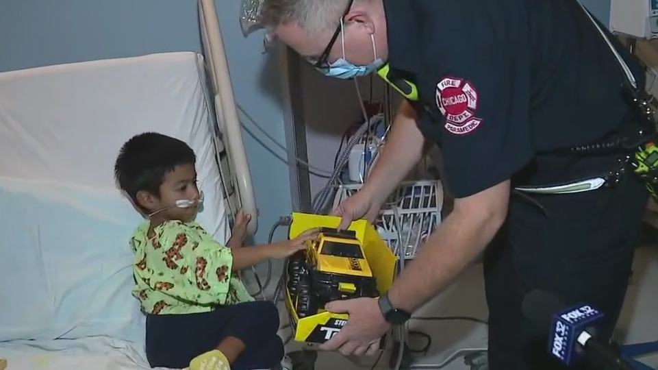 Chicago firefighters give holiday gifts to kids sick in the hospital