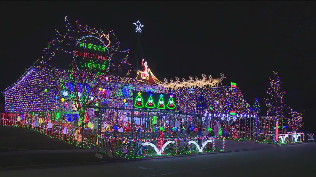 Hirsch Family Christmas lights display in Tinley Park offering pics with Santa