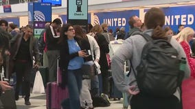 Snow complicates busy travel day at Chicago airports