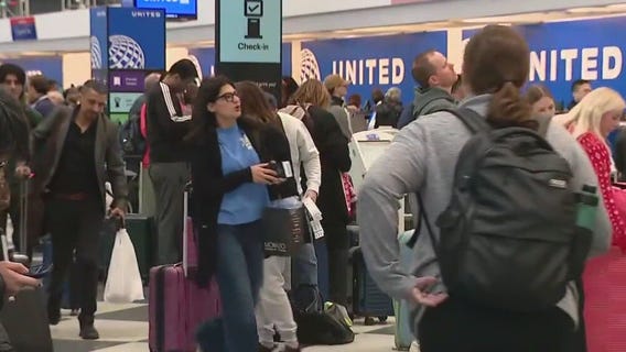 Snow complicates busy travel day at Chicago airports