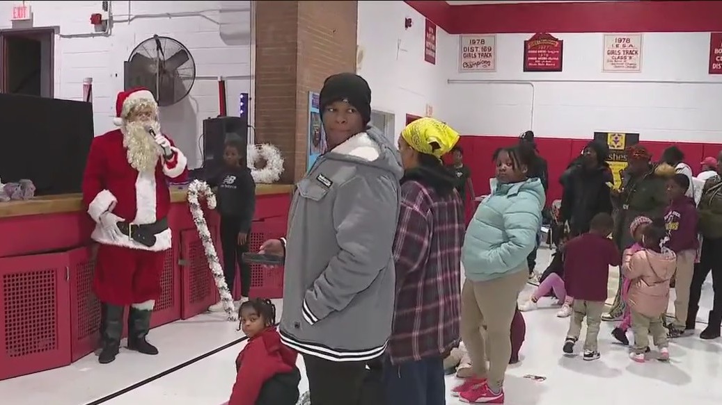 Holiday giveaway in Ford Heights draws large crowd