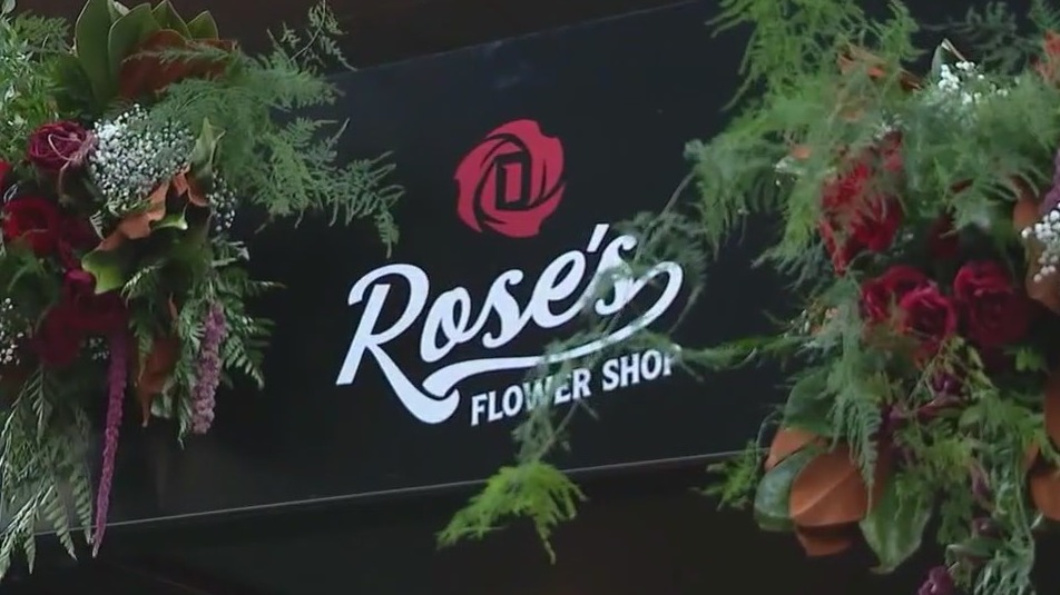 Derrick Rose's Flower Shop draws long lines of visitors in downtown Chicago