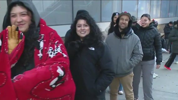 Long lines form outside Derrick Rose's pop-up flower shop