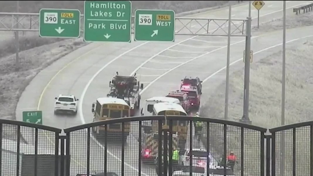 Bus crash on I-290 leaves 1 hurt in Chicago suburb