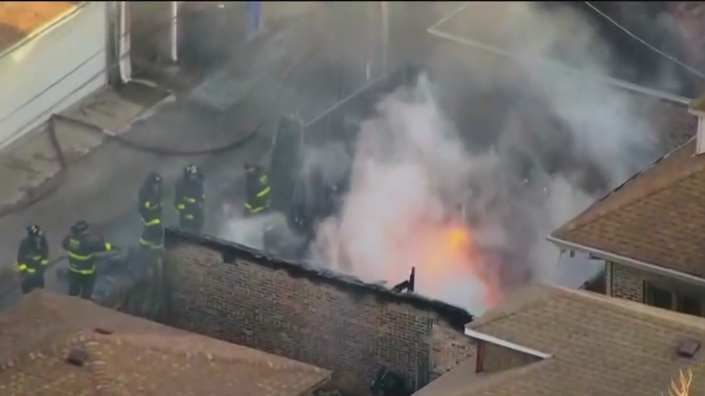 Fire on Chicago's South Side prompts large response | FOX 32 Chicago