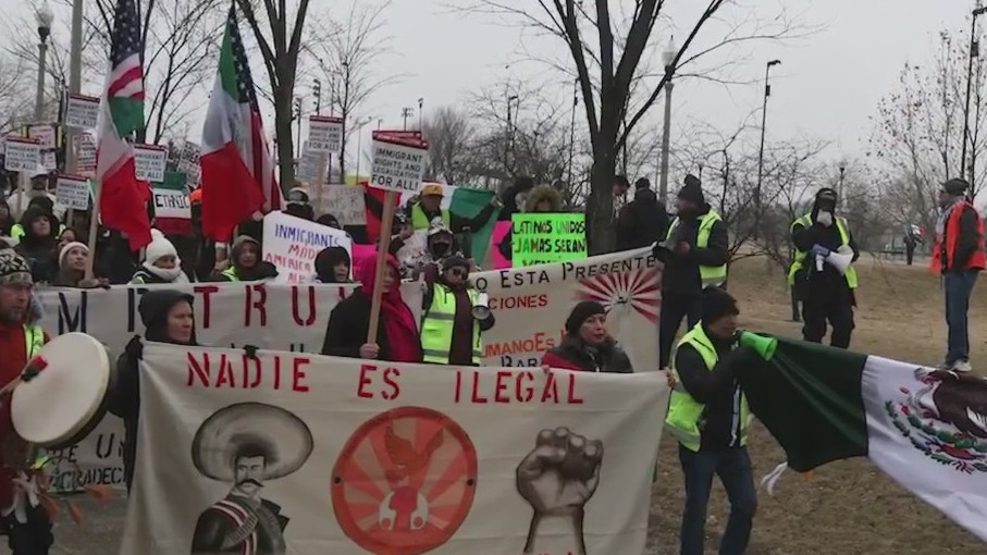 Chicagoans gather to protest against Trump's immigration policies