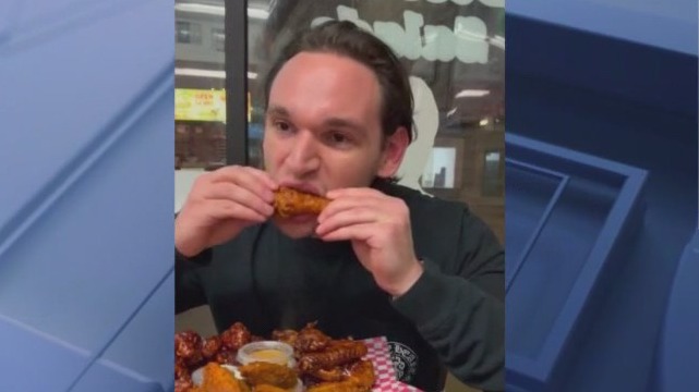 Food influencer tests, ranks Chicago area's best chicken wings