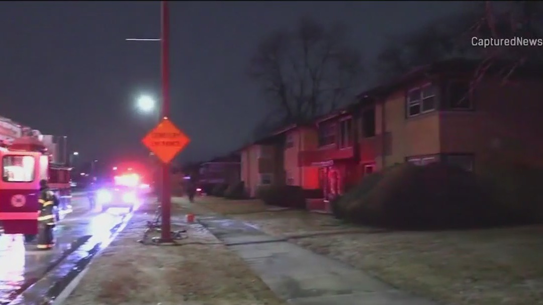 2 hurt in Chicago area apartment fire, 16 displaced