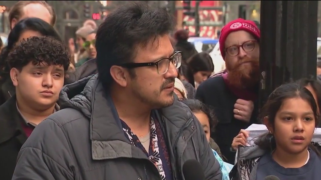 Parents, politicians rally for Acero Schools, condemn ICE raids outside CPS headquarters