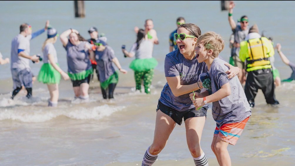 5,000 take Polar Plunge in Chicago's Lake Michigan for charity