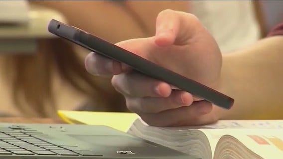 Pritzker proposes phone ban in Illinois classrooms