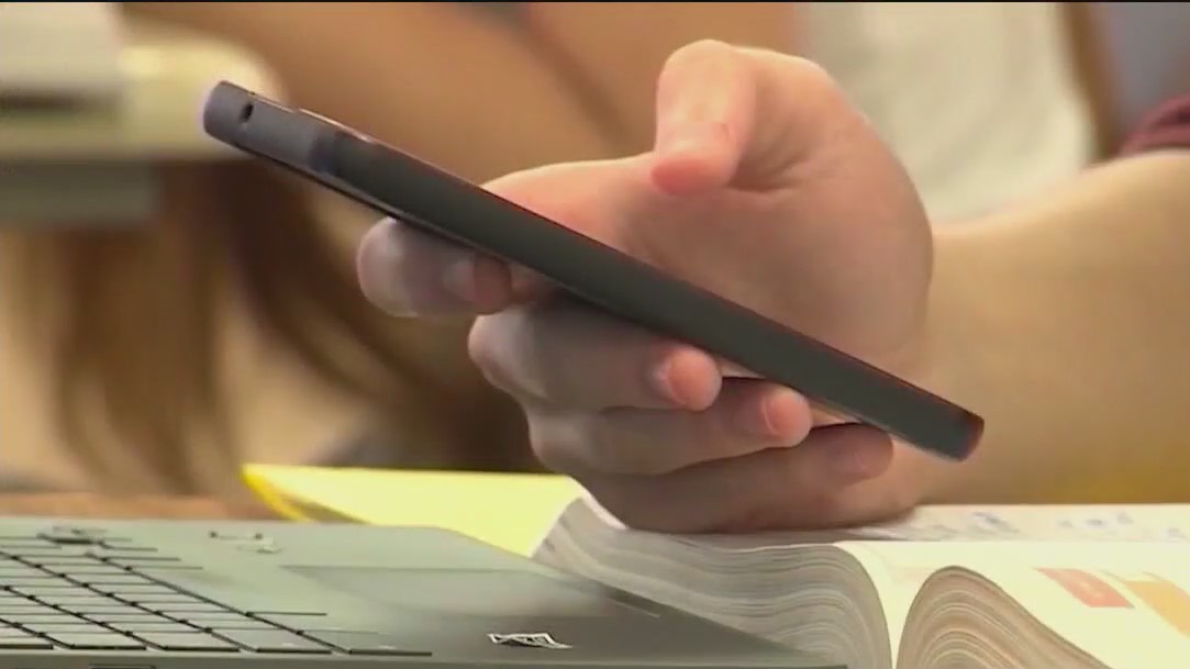 Pritzker proposes phone ban in Illinois classrooms