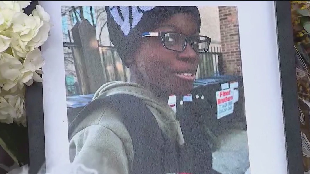 Slain Chicago boy's mom blames authorities for deadly home invasion in lawsuit