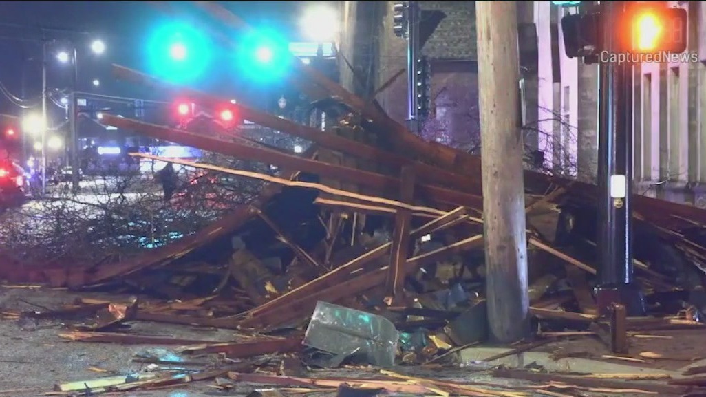 Storm winds damage buildings in Chicago's northwest suburbs