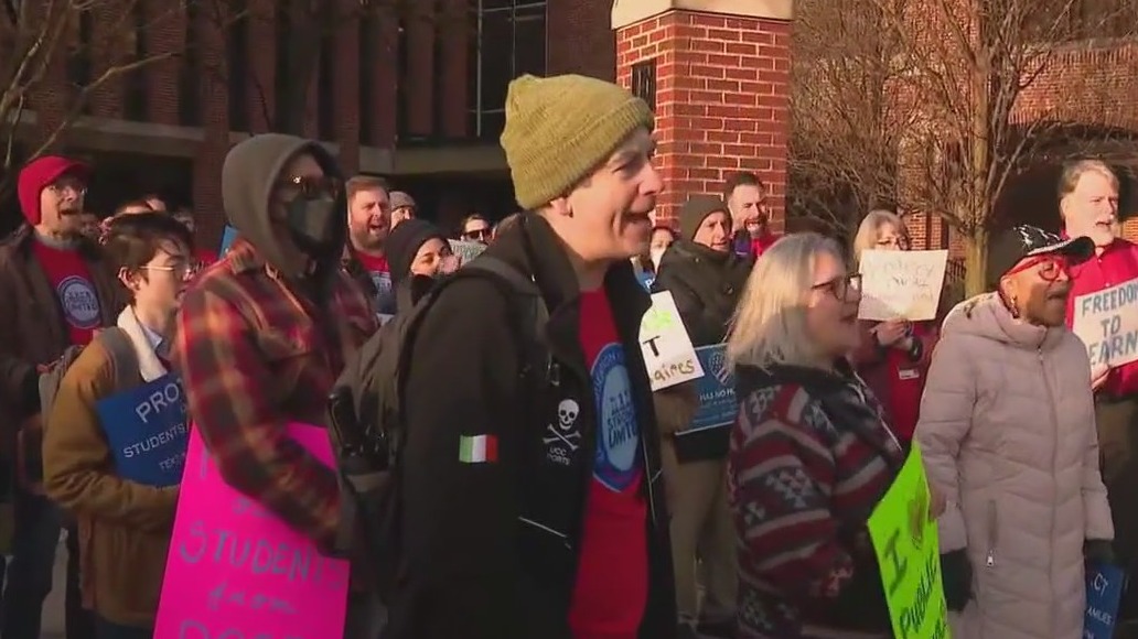 Evanston educators rally in defense of public schools, students