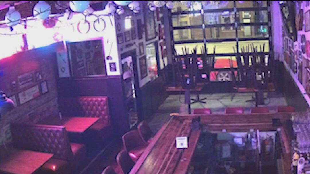 Video shows suspects break into Chicago restaurant