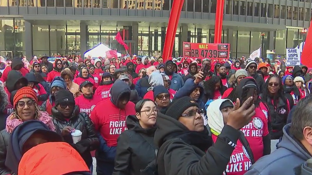 Postal workers in Chicago rally against possible cuts