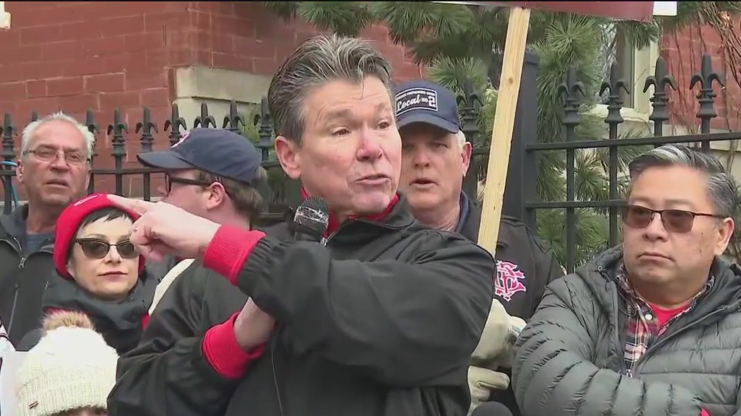 Chicago teachers, firefighters rally to call for new labor contracts