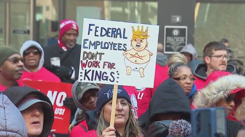 USPS letter carriers rally in Chicago to protest federal job cuts