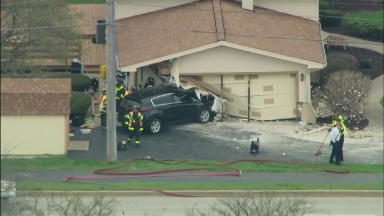 Car crashes into house in Orland Park