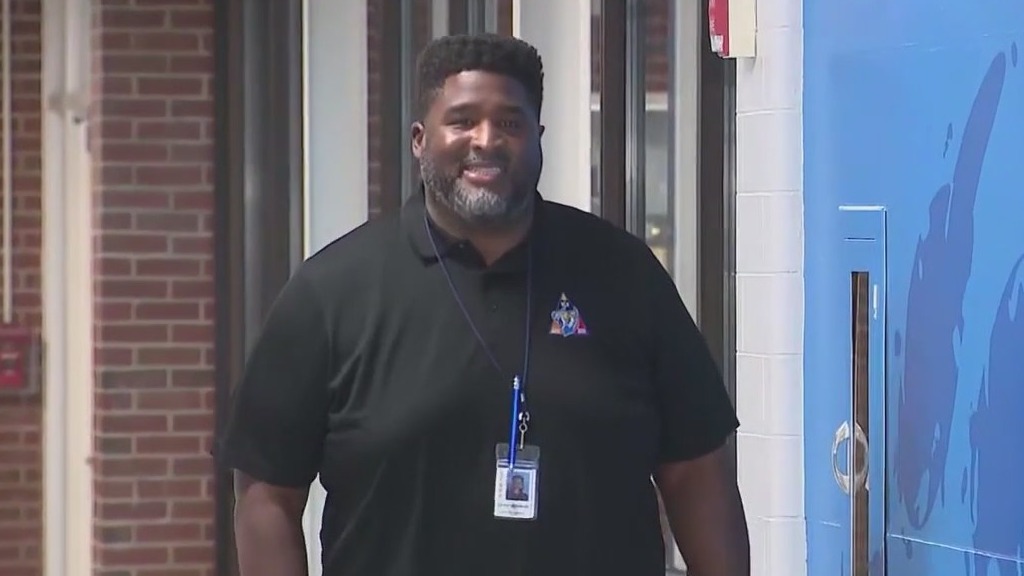 Former Chicago Bear Steve Edwards revels in being head of security for Delta & Summit Learning Center