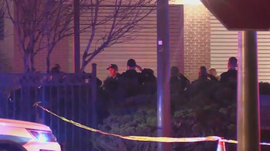 Off-duty Chicago police officer dies inside Near North Side station