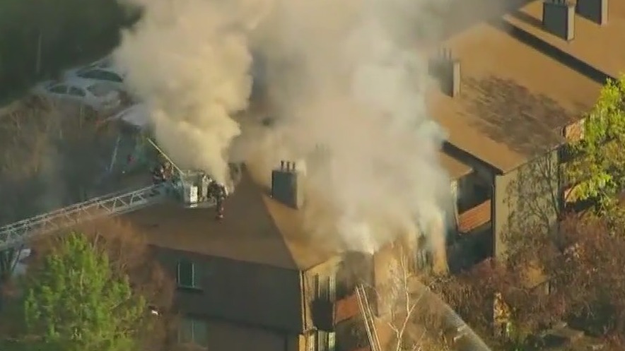Fire breaks out at Hoffman Estates apartment complex