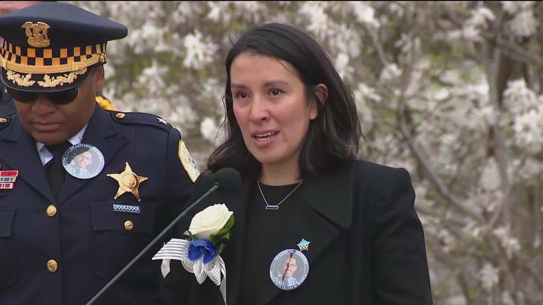 'Shattered our lives': Chicago honors police officer one year after his murder