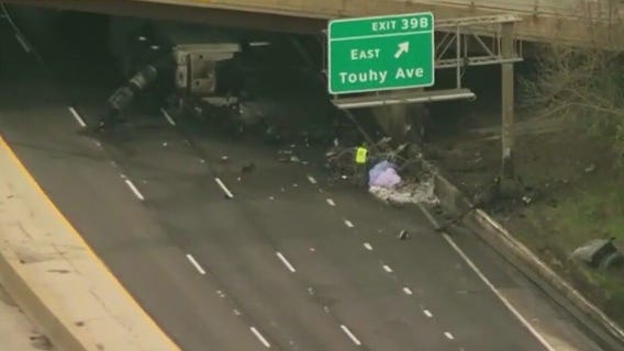 Edens Expressway crash leaves 1 dead, causes major delays