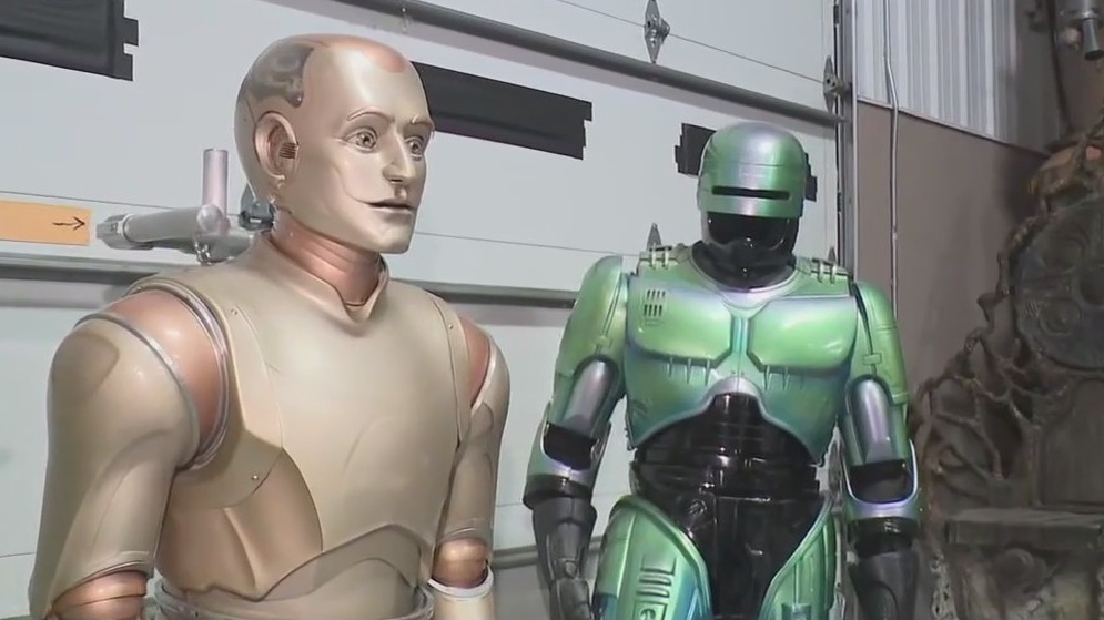 World-class movie memorabilia collection amassed by suburban Chicago man