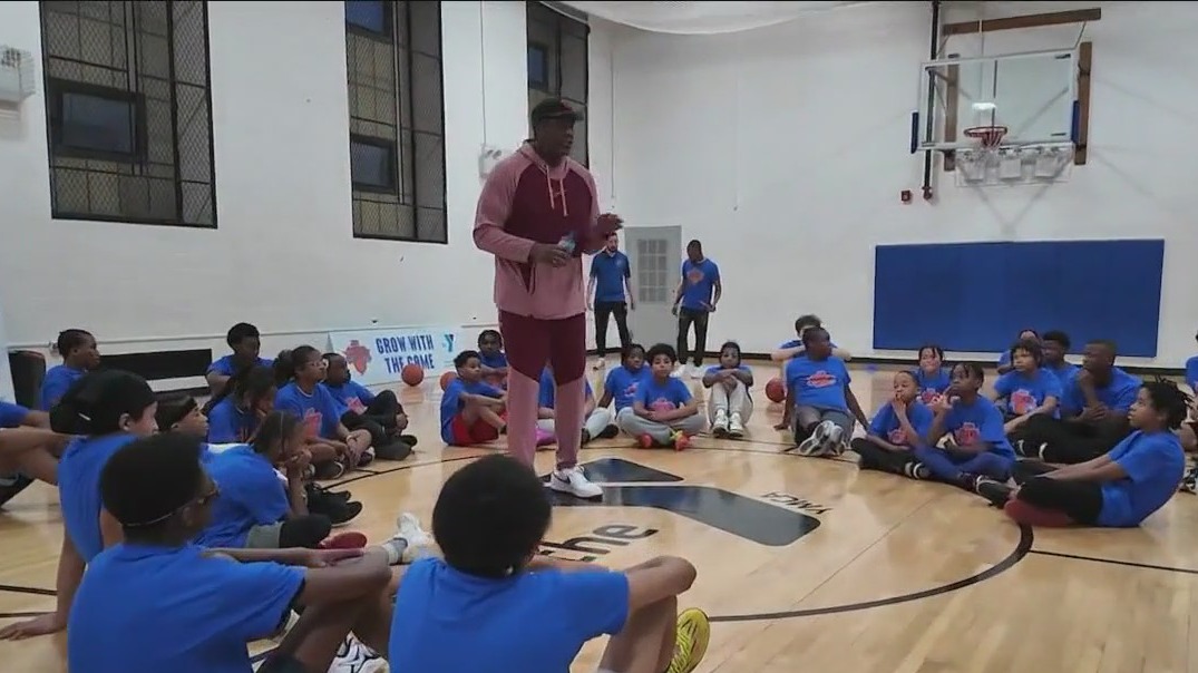 Knicks legend Larry Johnson coaches Harlem teens