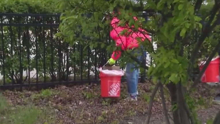 Garbage Gals helps keep Chicago streets clean while having fun