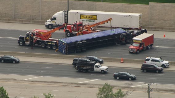 All I-55 northbound lanes closed after semi truck overturns near Woodridge
