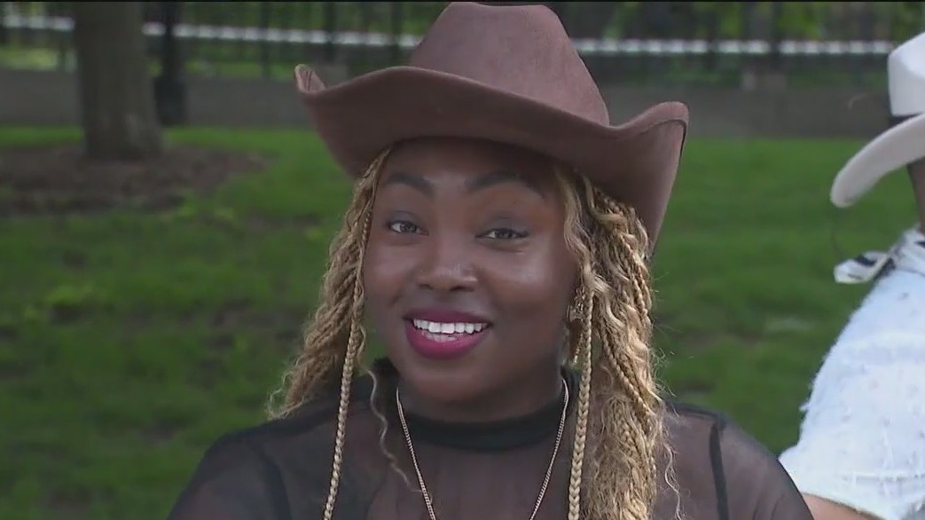 Beyonc? Chicago concert: Start time delayed as fans wait hours in line