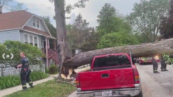 Powerful winds push through Chicagoland, leaving behind some damage