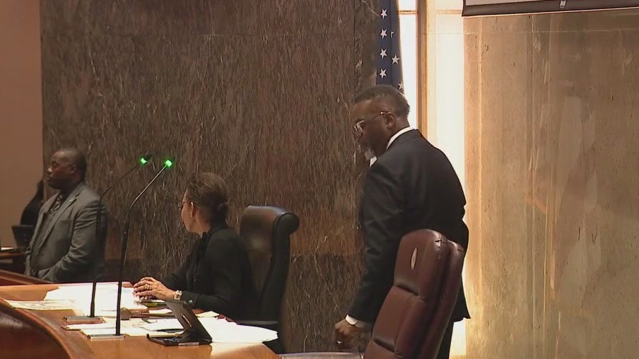 Chicago's snap curfew vote stalls in city council