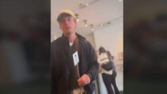 Jeremy Allen White spotted in Chicago, TikTok goes viral of him | ChicagoNOW