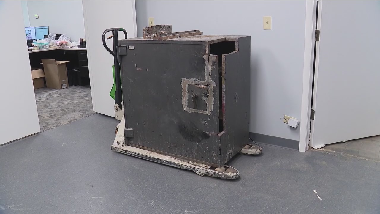 Thieves get away with $1M in Cook County jewelry store heist