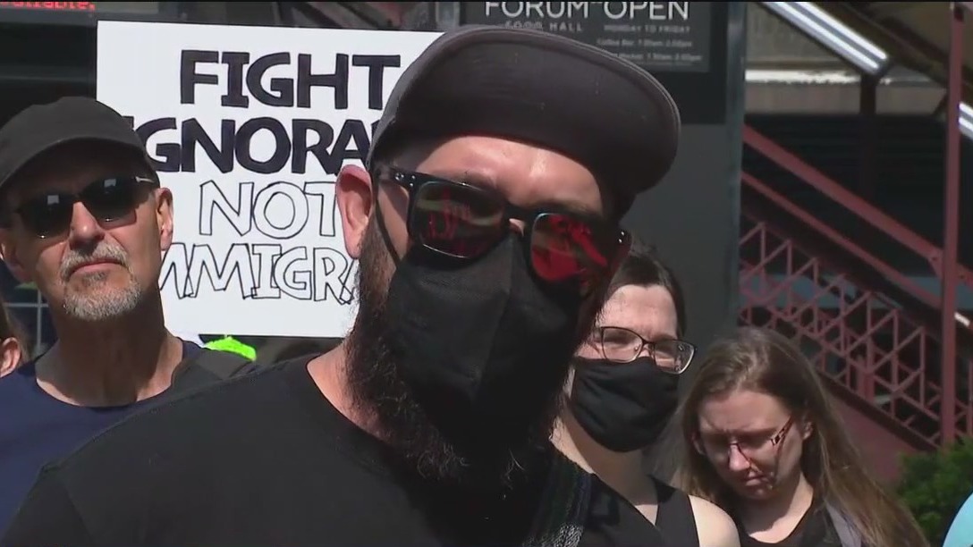 'Turning on their neighbors': Chicago rally held outside immigration court to defend the undocumented