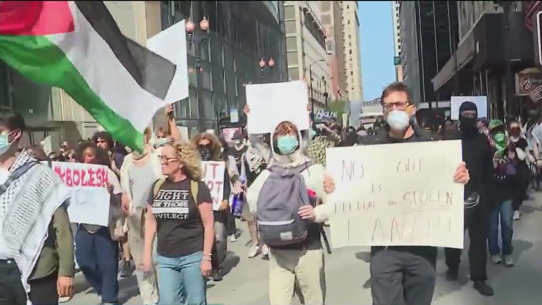 Protesters march in downtown Chicago against ICE arrests around U.S ...